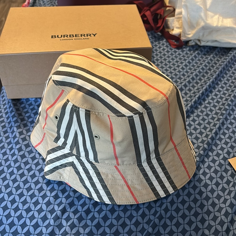 New Burberry Bucket, Size Large - Picture 2 of 2